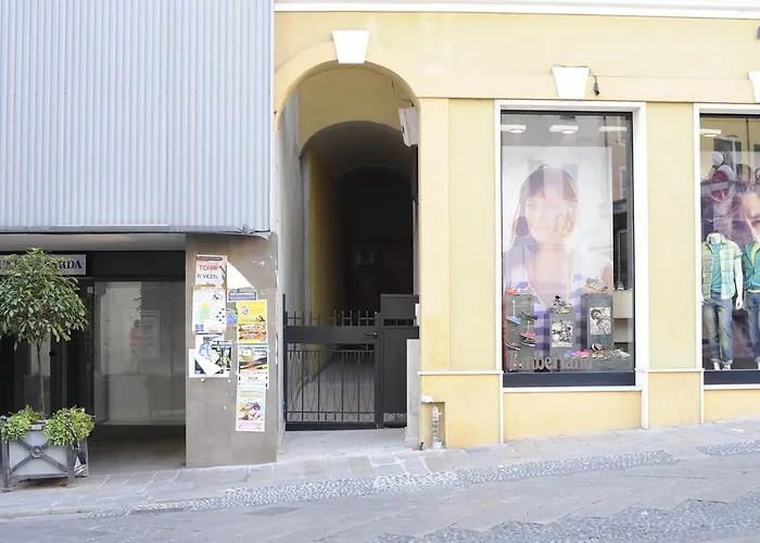 Piazza Azuni 18 Guest House